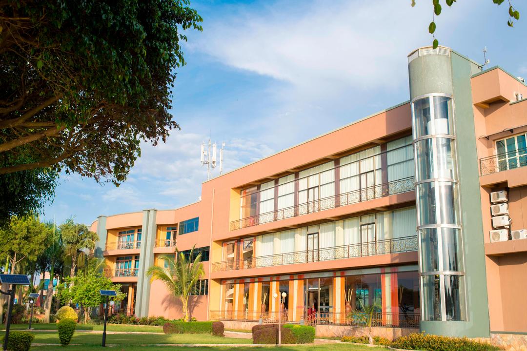 Protea Hotel Entebbe Resort is a luxury 4-star resort hotel ideally located on the glistening shores of Lake Victoria and a convenient 1-kilometre from the Entebbe airport.