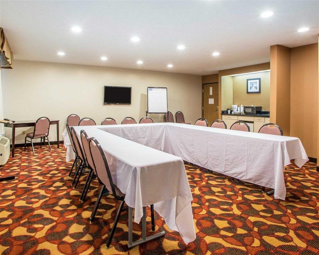 Banquetmeeting room with audiovisual equipment