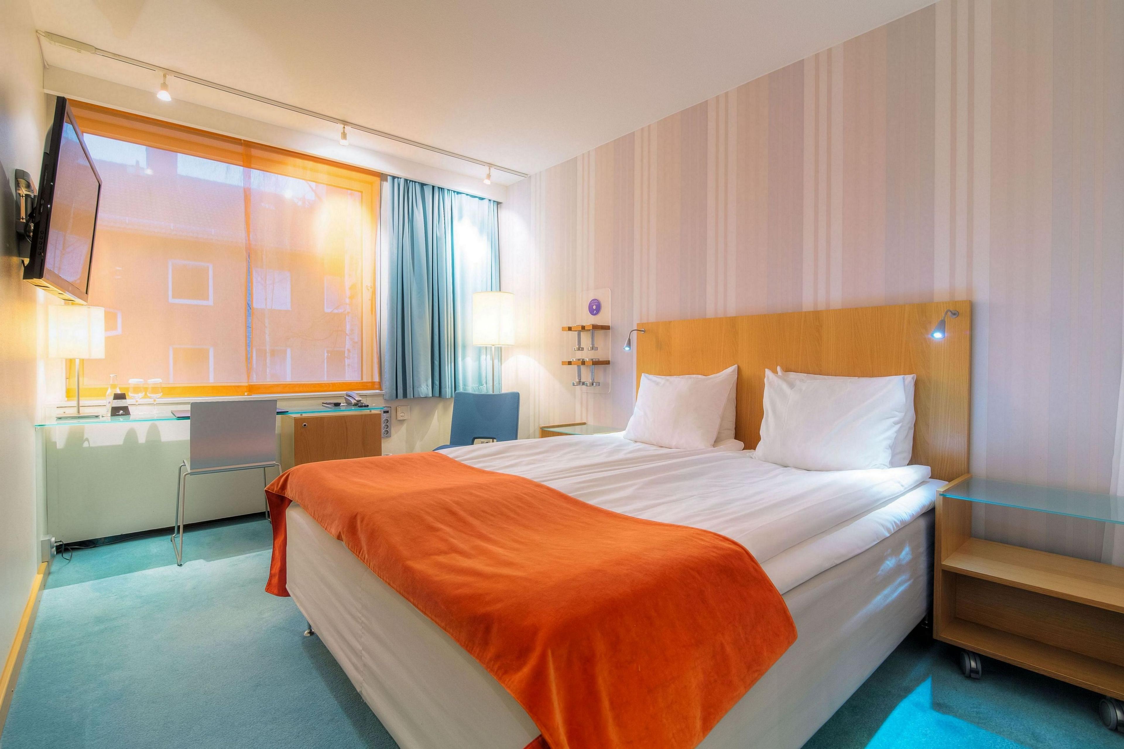 Room with one Carpe Diem bed 160 cm. Wooden floor or carpet and tiled bathroom with rain shower. Work desk, relaxing chair, mini bar, flatscreen TV, WiFi, hair dryer, safety box, umbrella and complimentary bottle of mineral water. Free access to Formtoppen Gym.