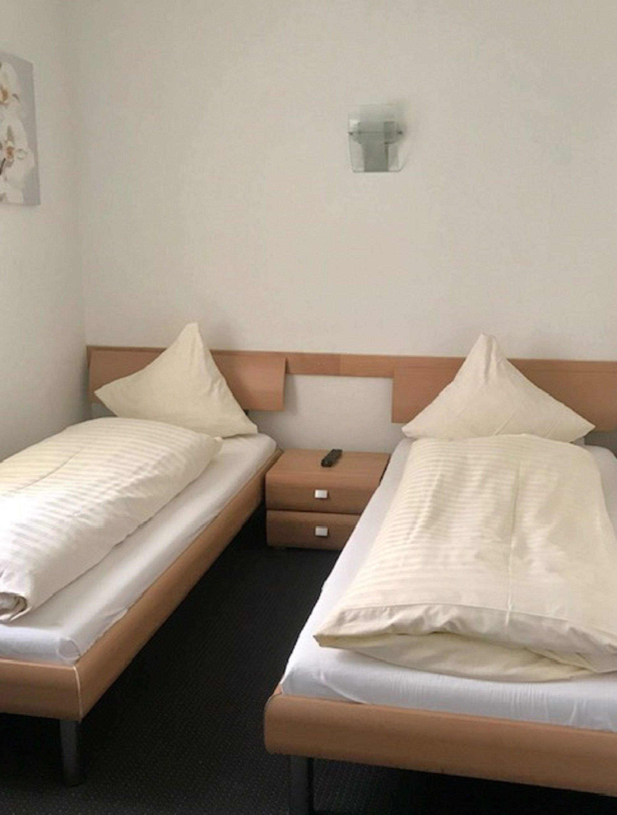 The Budget Double rooms, 2 separate beds, approx. 15 to 18 sqm, are equipped with a direct dial telephone, cable TV, a safe, free Wi-Fi and a hairdryer. The superior rooms are a bit bigger, about 20 to 22 sqm