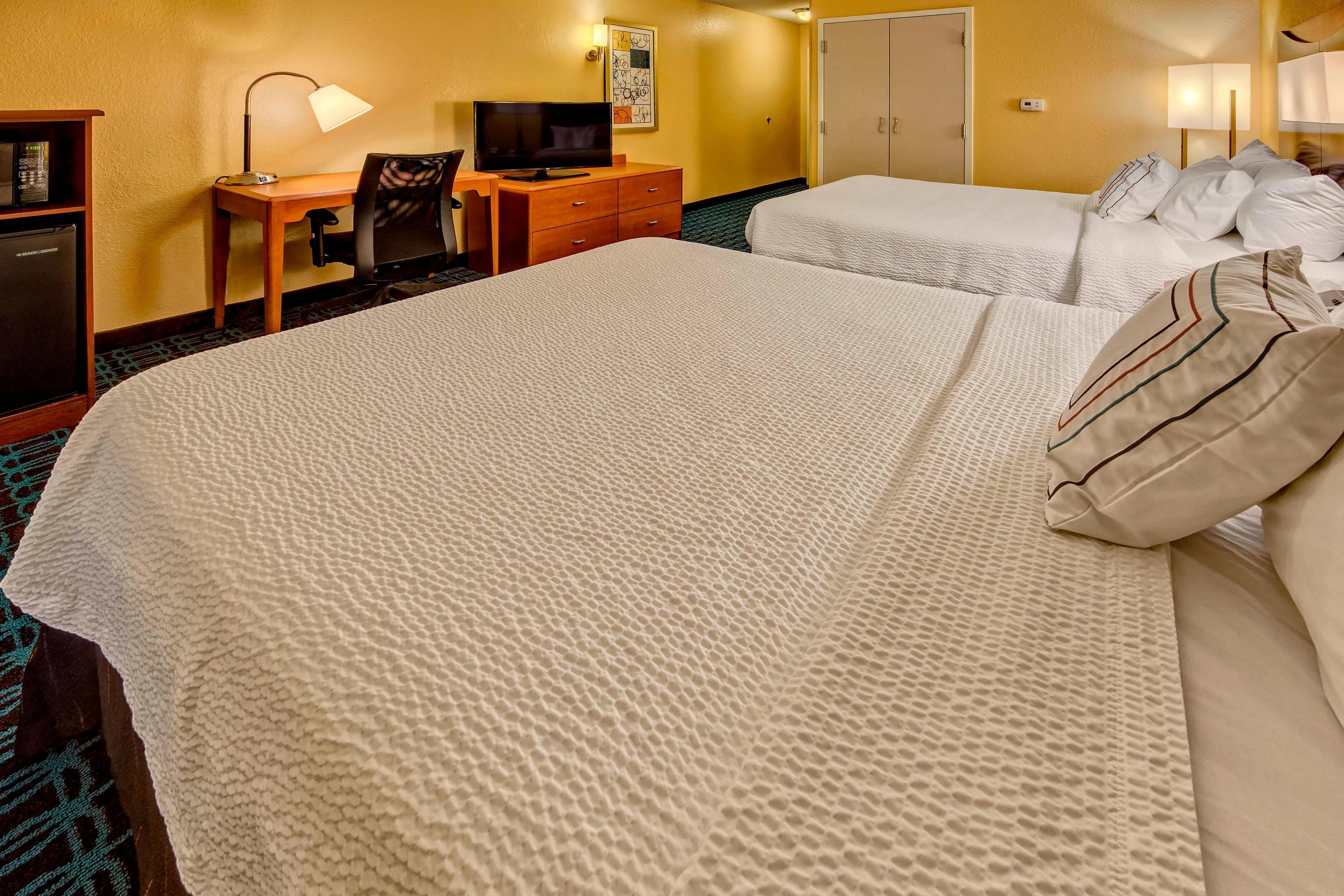 Two queen beds fitted with pristine linens and plush bedding make our spacious guest rooms the perfect home away from home. Enjoy complimentary high-speed Wi-Fi and Smart TV with access to Netflix, Pandora and Youtube.