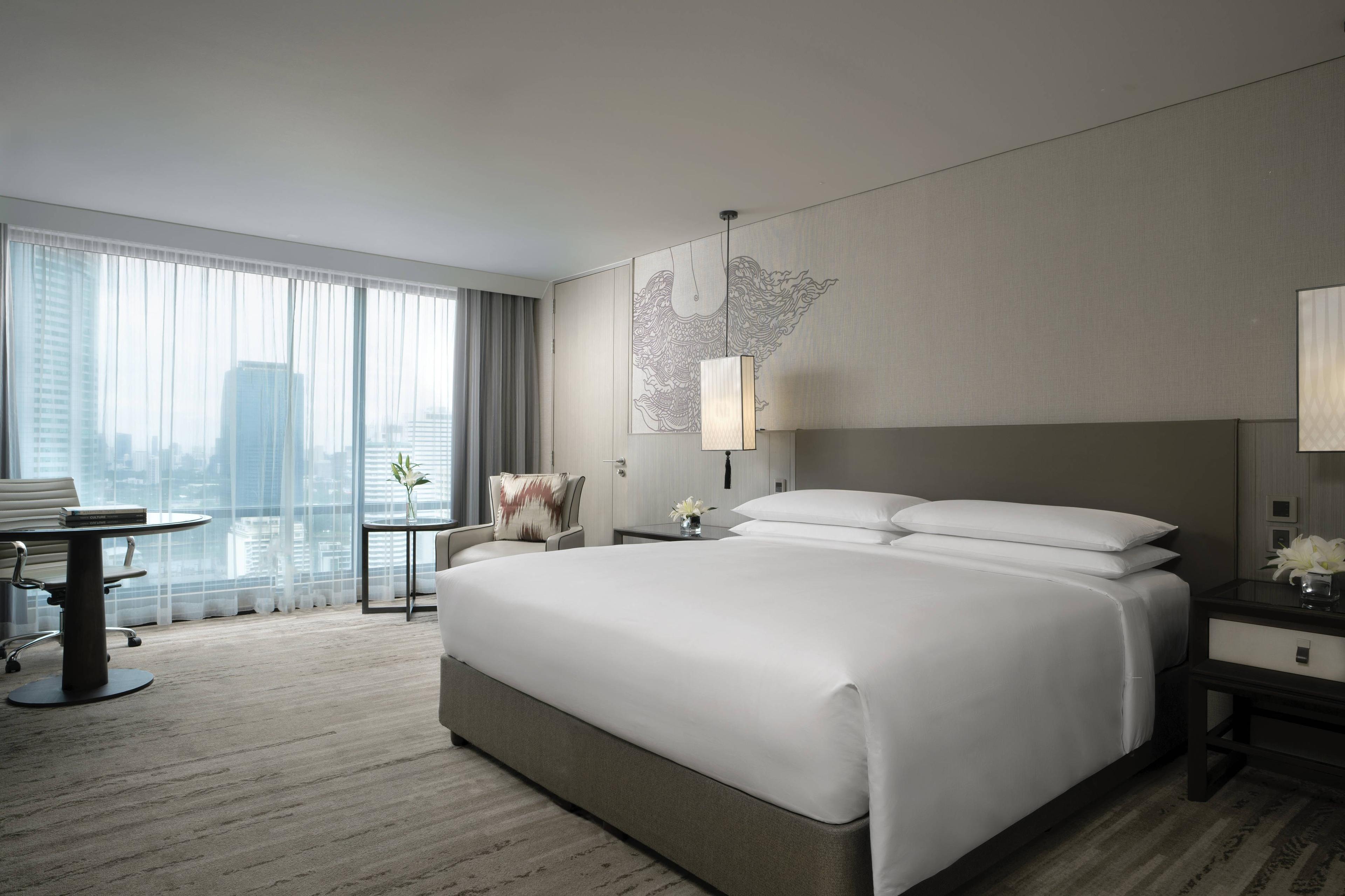 Our Premium Club rooms are stylish, spacious and fully equipped with sumptuous king beds. Guests will also be treated to panoramic views of the Bangkok skyline through floor-to-ceiling windows.
