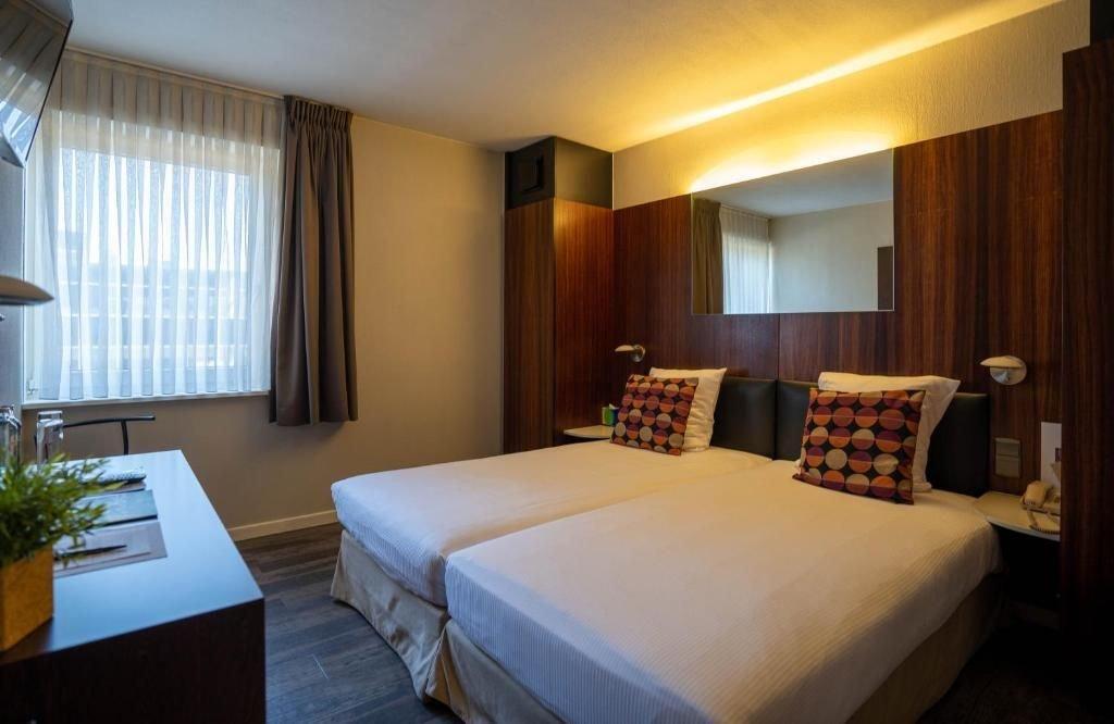 Room size: 15 m² Bed options: 2 single beds or 1 double bed These rooms include a private bathroom, a TV and a work desk. Room facilities: Air Conditioning, Desk, Shower, Hairdryer, Toilet, Bathroom, Toilet paper, TV, Telephone, Wake-up service Free WiFi is available in all rooms.