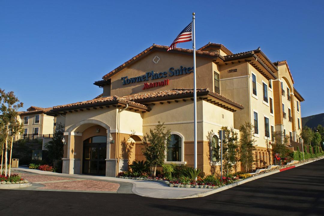 TownePlace Suites Thousand Oaks is conveniently located at Ventura Park and Hwy 101, and is close to many popular California beaches. This beautiful new hotel is conveniently located near the Camarillo Premium Outlets, Hollywood, Universal Studios, LAX Airport and Burbank Airport.