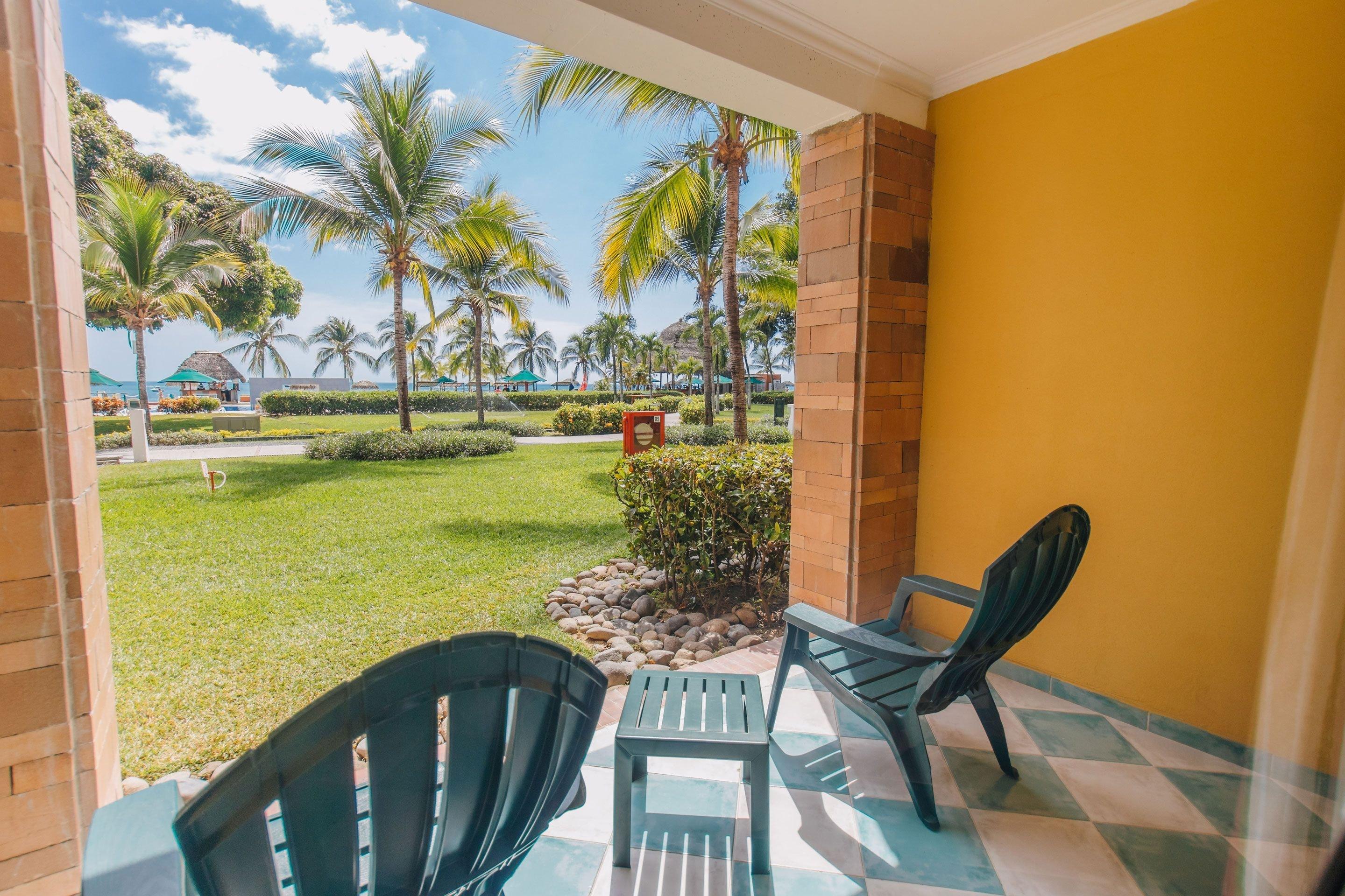 1 king bed or 2 double beds, sofa bed, free wi-fi, minibar included, satellite tv, telephone, toilet, shower, hairdryer, balcony. Views to the Ocean.
