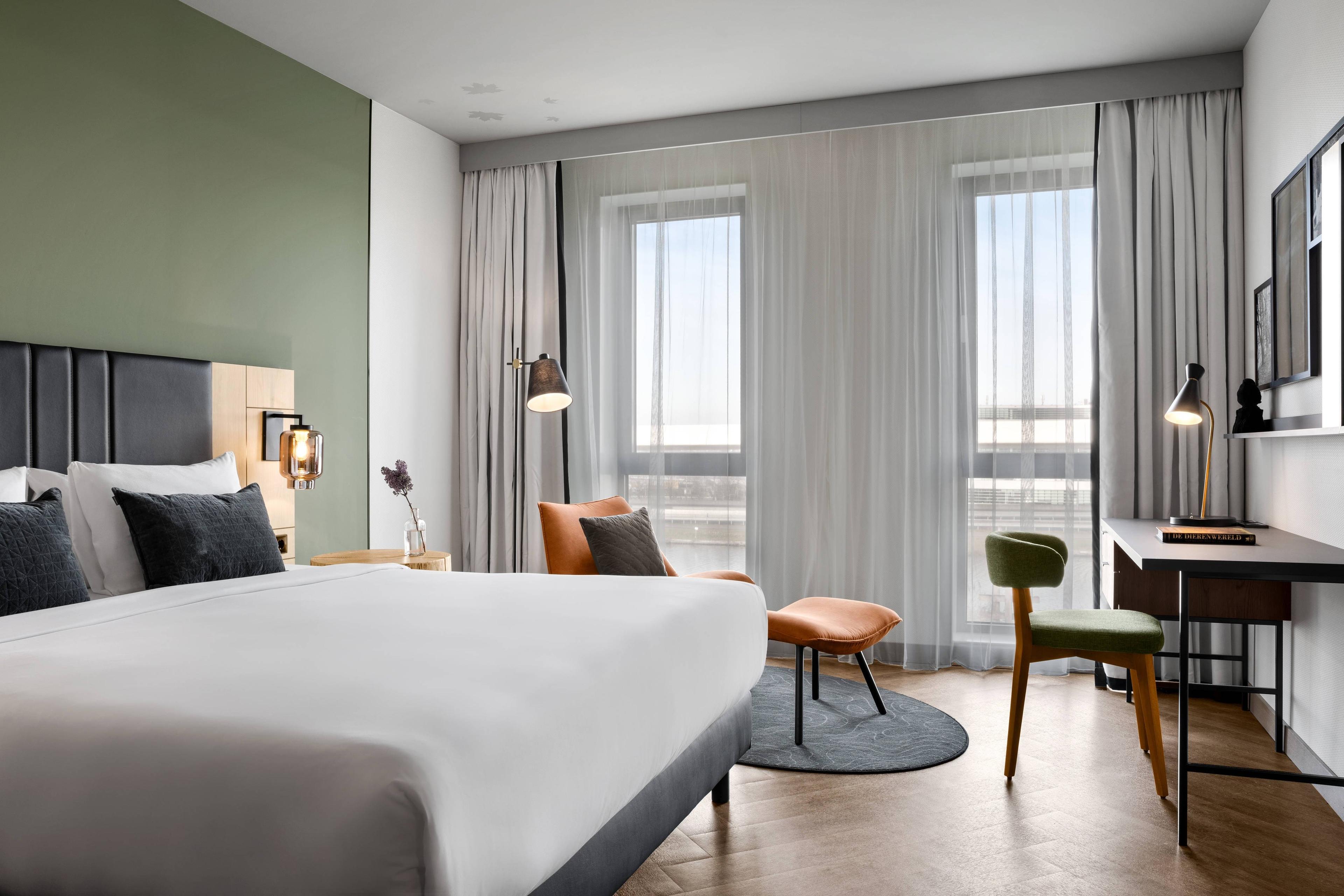 Our Superior King Guest Rooms welcome you to Aalsmeer with a modern design, flat screen TV, and complimentary Nespresso coffee.