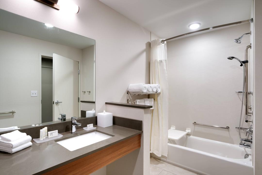 Start the day off right in our modern bathrooms, complete with well-lit mirrors and spacious vanities.